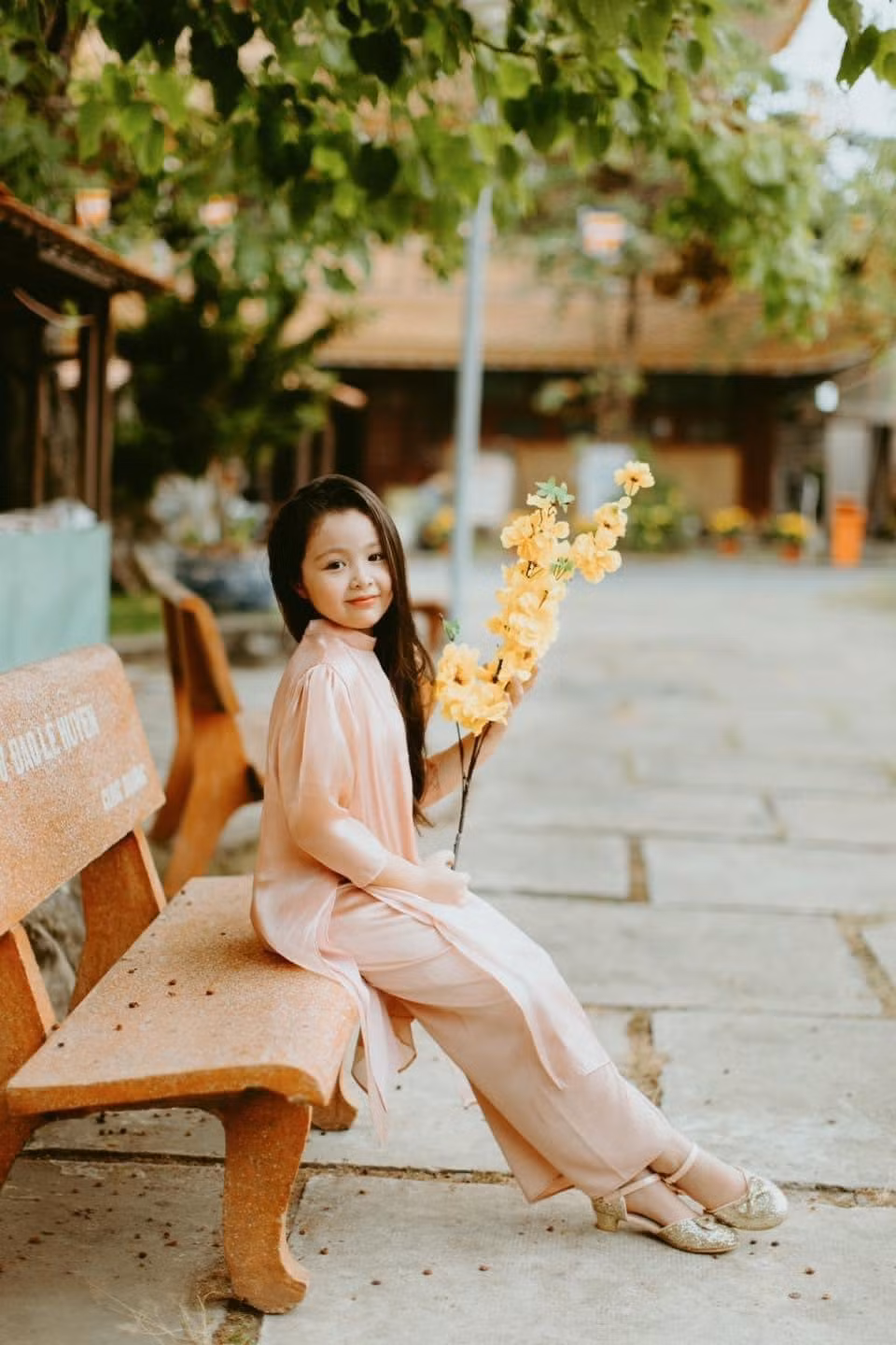 Khoe anh ao dai don Tet, con gai Elly Tran chuan 