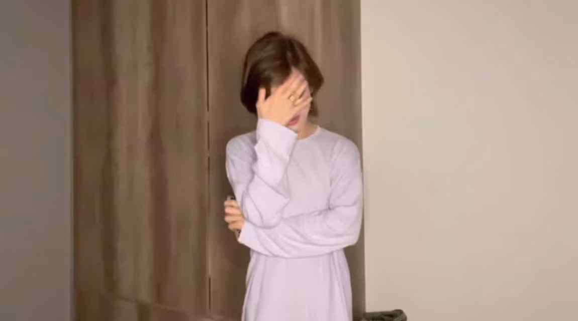 Anh chàng còn cúi gập người để cảm ơn và bật khóc vì xúc động.