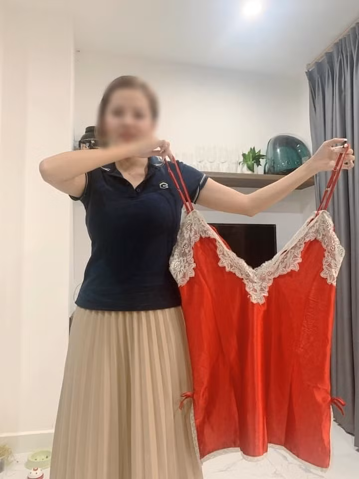 Khác hoàn toàn với tưởng tượng ban đầu về một chiếc váy ngủ vừa như in, có thể khoe rõ đường cong cơ thể thì sản phẩm nhận về lại rộng thùng thình, đến hai cô gái cũng có thể "chui" vừa.