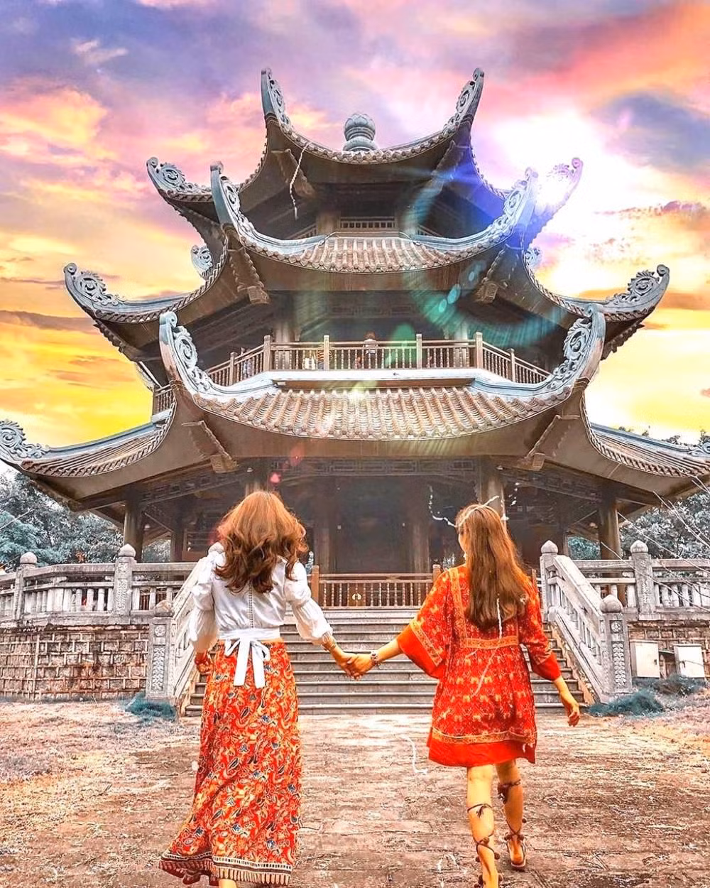Khung cảnh ở chùa Bái Đính lúc trầm mặc như kinh thành Huế, có góc lại hướng ra một vùng đất bao la, thoáng rộng, có những đoạn lại cổ kính y như những thước phim cổ trang.