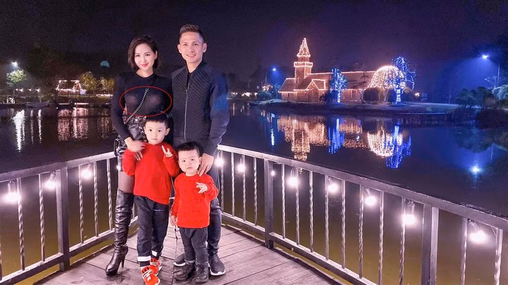 Đây không phải lần đầu tiên Tâm Tít mắc lỗi trang phục. Trong bức hình check-in đầy đủ gia đình vào dịp Noel năm 2019, cựu hot girl Hà Thành từng để lộ rõ vòng một qua lớp áo mỏng tang.
