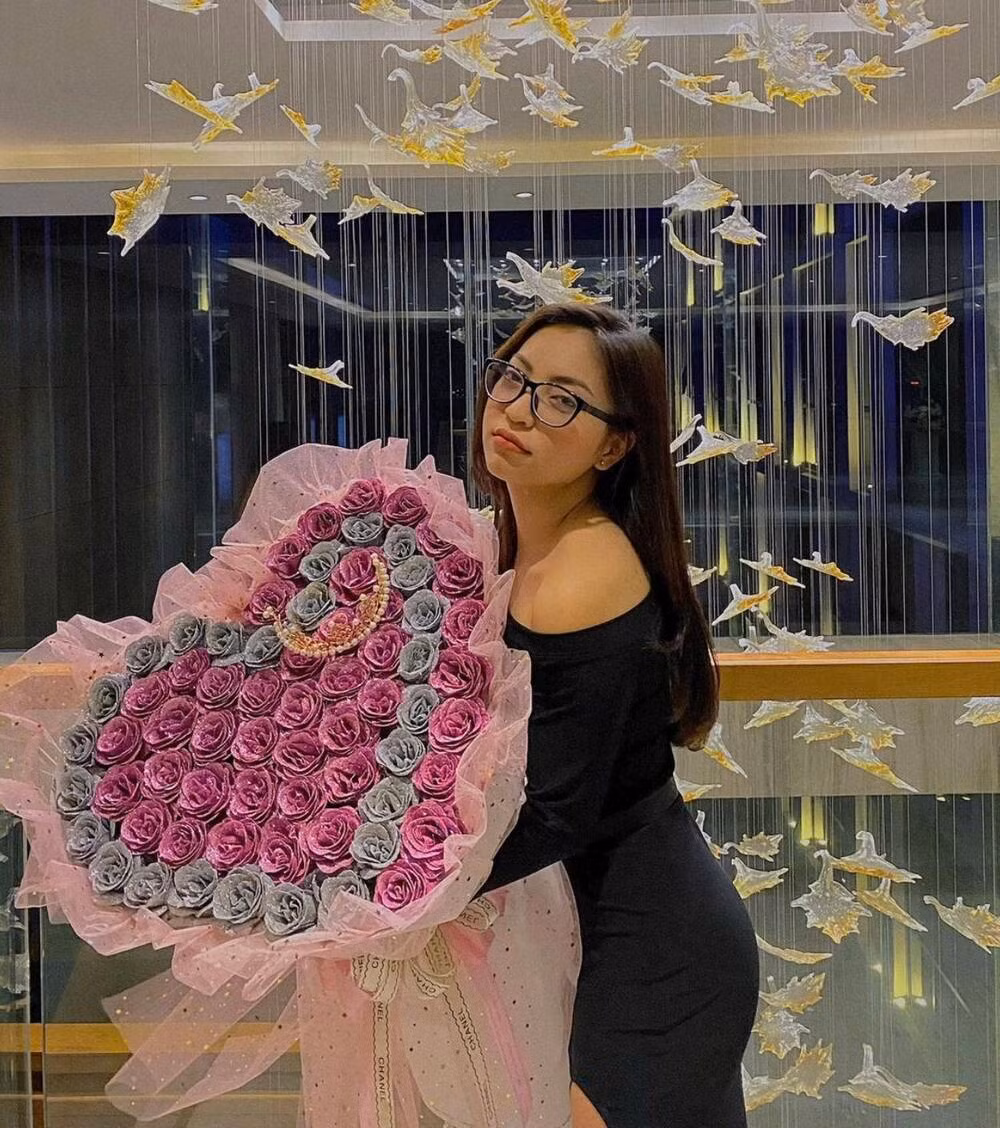 Vào dịp Valentine năm 2021 mới đây, Nhật Lê lại tiếp tục khiến dân tình "gato" hết nấc khi khoe loạt ảnh đi ăn cùng người ấy tại một nhà hàng sang trọng, đi kèm là bó hoa siêu to khổng lồ.