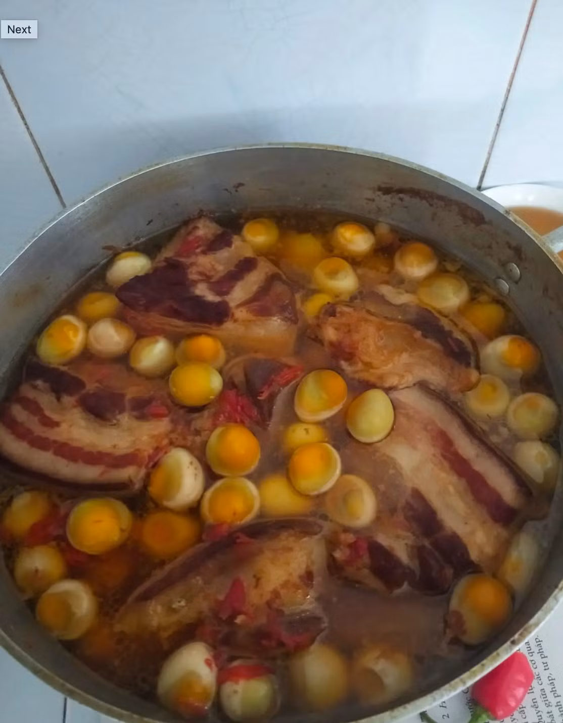 Nhiều cư dân mạng cảm thấy "ngán tận cổ" khi nghĩ đến việc ăn thịt kho trứng xuyên Tết như gia đình nhà cô gái này : "Hột vịt thì nhà mình ăn 3 ngày là hết, còn thịt thì chắc… 3 tháng!", "Năm ngoái hình như kho có mỗi 2kg mà cũng gần hết Tết mới ăn xong. Sợ hãi ghê!",...