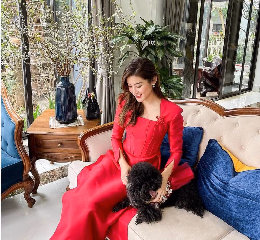 Dù là diện trang phục kín đáo hay hở bạo thì Huyền My vẫn giữ được nhan sắc và vóc dáng đỉnh cao.