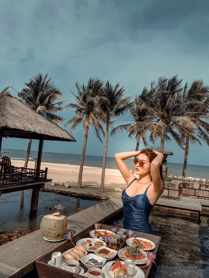 Ở Huyền My vừa có vẻ đẹp quyến rũ, sắc sảo lại có nét nhẹ nhàng thuần Á dễ gây thiện cảm.