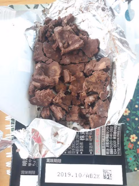 Đặt mua chocolate online tặng người yêu, anh chàng nhận ngay cái kết đắng ngắt khi mở ra bên trong mọi thứ đều vỡ vụn.