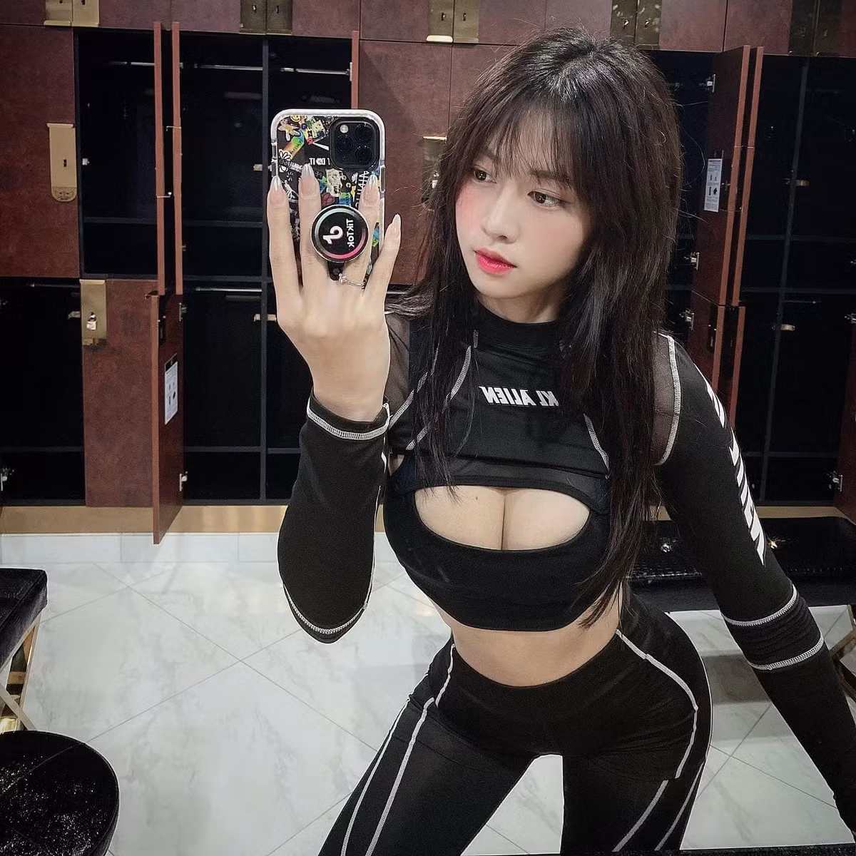 Sau khi đỗ đại học, Bống bắt đầu tìm đến phòng gym với mơ ước đơn giản là có thể gầy đi. Và cứ vậy, cô bạn tập chăm chỉ dần lên và cân nặng cũng theo đó mà giảm chẳng cần phải ăn kiêng ngày nào.