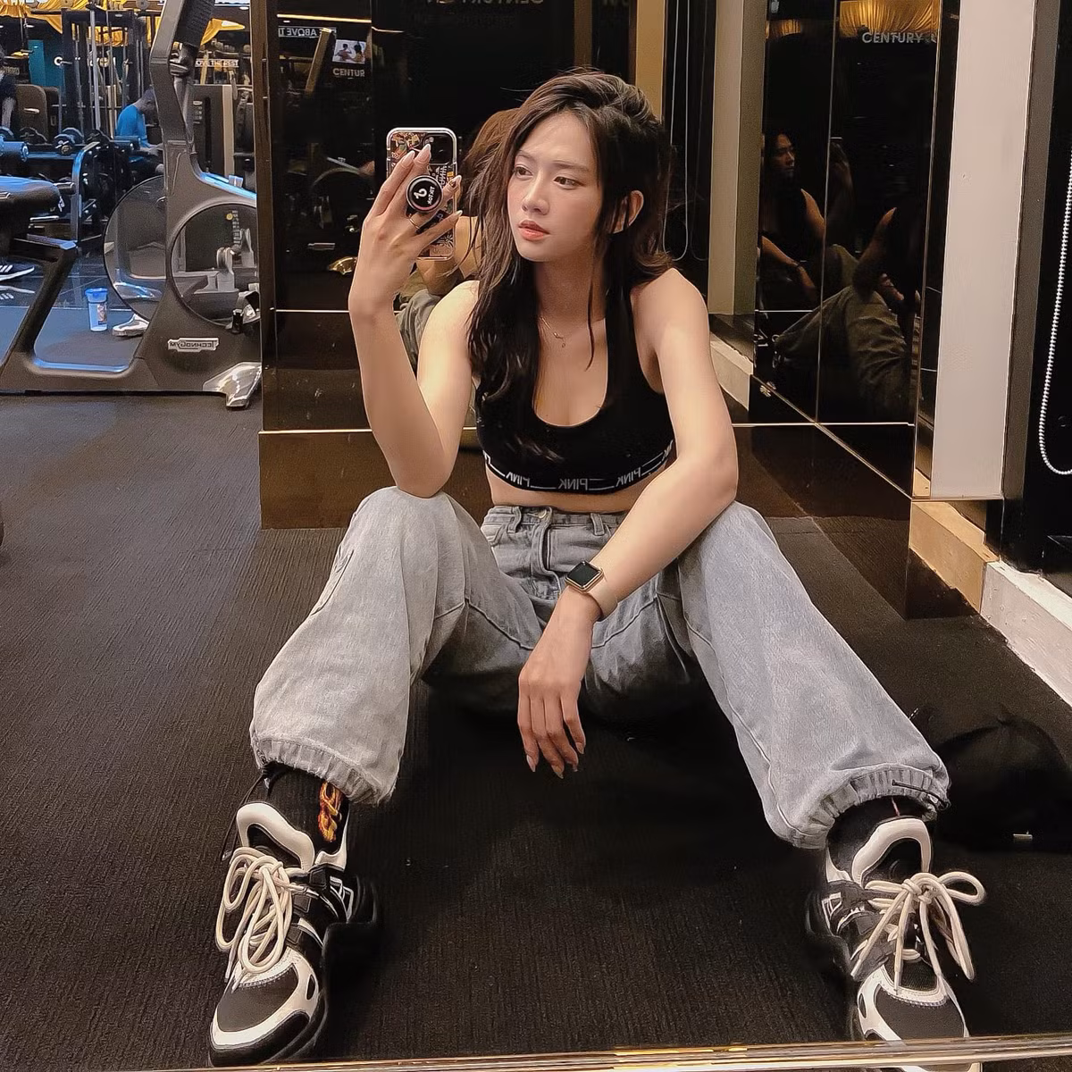Hot girl Lê Bống cao 1m67, nặng 50kg với số đo 3 vòng không thể hoàn hảo hơn 96-60-96.