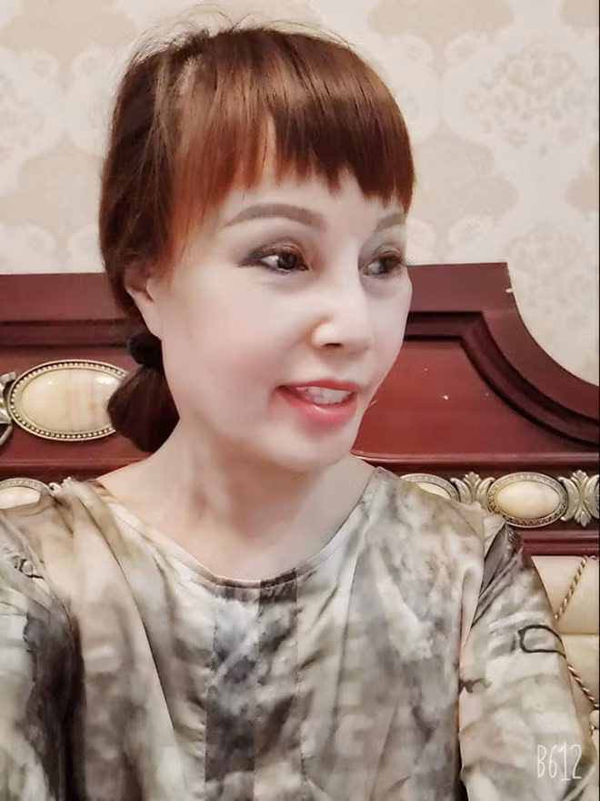 Cuộc sống của cô dâu Thu Sao hiện tại khá an yên bên chồng trẻ. Mỗi ngày, chị đều livestream bán hàng, trò chuyện và tâm sự về cuộc sống với bạn bè, người quen và người theo dõi. Ảnh: Tổng hợp