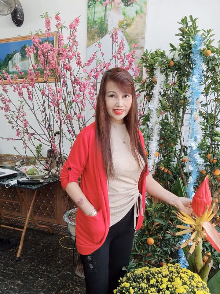Tuy nhiên sau một thời gian chữa méo miệng, khuôn mặt của "cô dâu 62 tuổi" Thu Sao đã phần nào trở nên tự nhiên, cân đối hơn.
