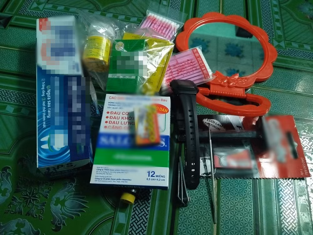 Không thiếu thứ gì từ gương, tăm bông, kem đánh trăng,...mỗi người một phong cách đã cho thấy tinh thần nhập ngũ của các tân binh đã rất sẵn sàng. Ảnh: Kiều Phương