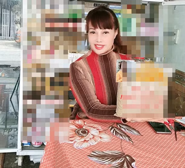 So với những bức ảnh đã đăng, thì gương mặt của cô Thu Sao qua livestream có nhiều điểm khác biệt, không lung linh bằng.