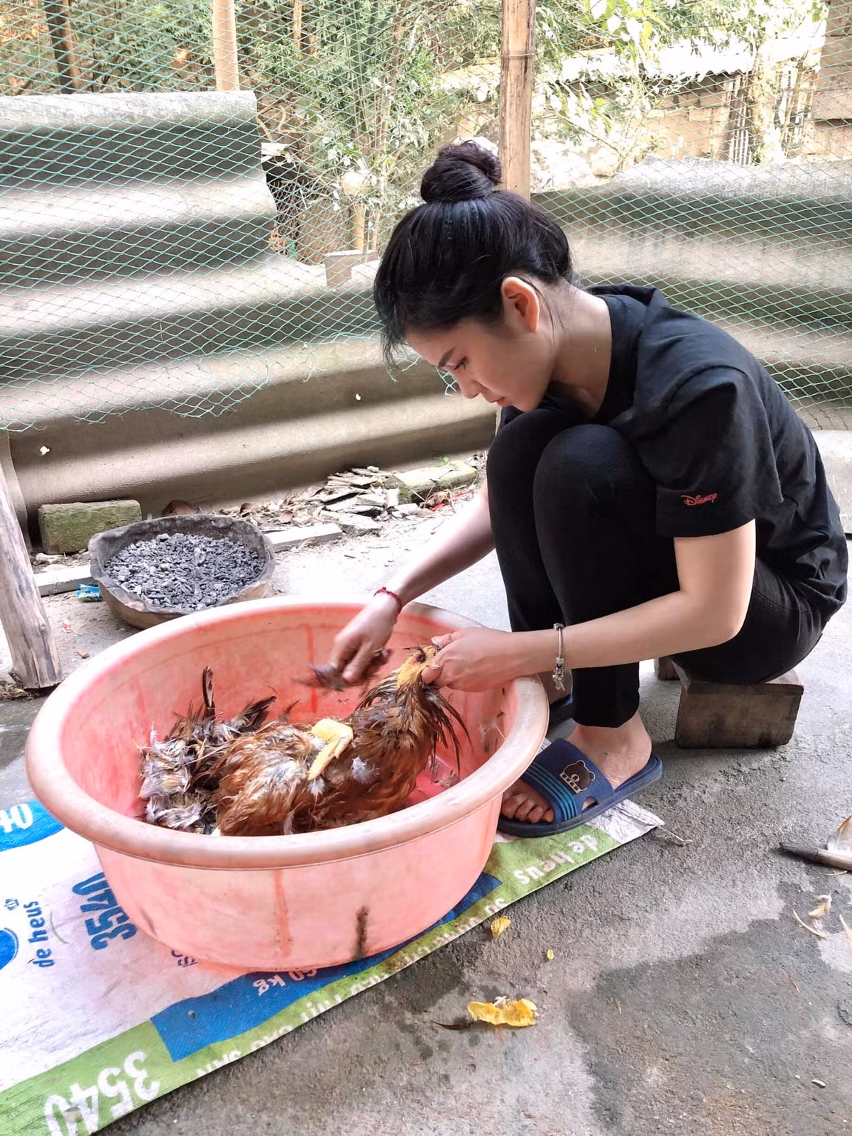 Khoảnh khắc ngay lập tức gây bão bởi sự giản dị, khác hẳn với khi ra ngoài hay đi làm của Thu Hoài.