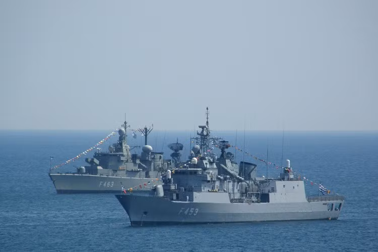 Hy Lạp và Thổ Nhĩ Kỳ mặc dù là hai quốc gia thuộc liên minh quân sự NATO nhưng do có tranh chấp chủ quyền mà quan hệ giữa hai nước luôn trong tình trạng căng thẳng, thậm chí tiềm ẩn nguy cơ bùng phát chiến tranh.