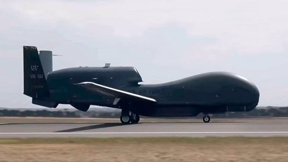 So với máy bay U-2, máy bay do thám RQ-4 Global Hawk không cần người điều khiển trực tiếp, nó có thể lửng lơ trên bầu trời của đối phương hàng ngày liền trước khi phải trở về căn cứ để tiếp nhiên liệu.