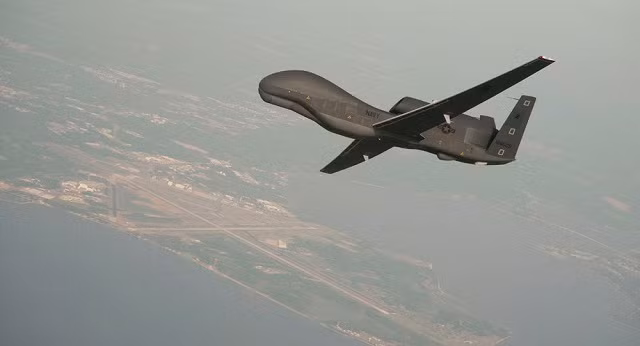 Không quân Mỹ vừa thông báo đã điều một phi đội máy bay trinh sát không người lái RQ-4 Global Hawk từ căn cứ Andersen, đảo Guam tới căn cứ Yokota tại Nhật Bản để củng cố hiện diện quân sự trong khu vực. Đồng thời Mỹ vẫn duy trì hoạt động của máy bay ném bom chiến lược B-1B Lancer trên Biển Đông và các khu vực khác ở Thái Bình Dương.