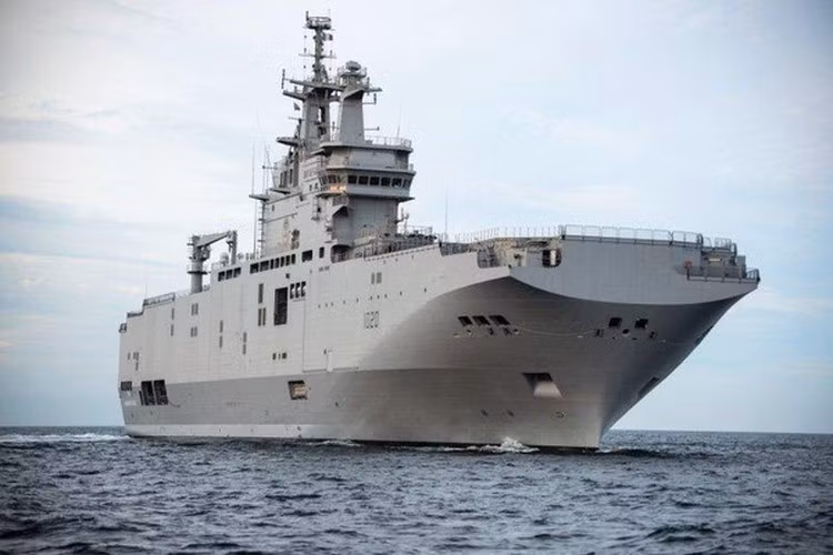 Tàu đổ bộ cỡ lớn lớp Mistral có chiều dài 199 m; chiều rộng 32 m; mớn nước 6,3 m; lượng giãn nước đầy tải 21.600 tấn, nó chính là chiến hạm lớn nhất của hải quân Ai Cập.