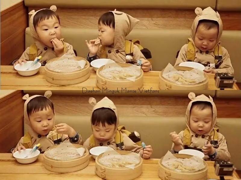 Ba anh em trong một bữa ăn. Mỗi cậu bé có thể ăn hết một xuất như người lớn.