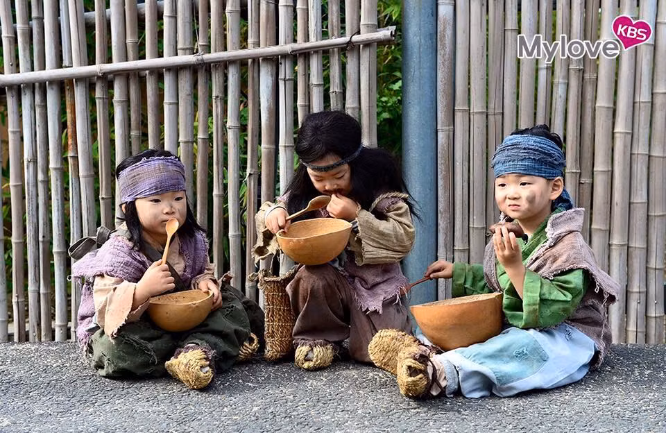 Ba anh em khi diễn ăn mày cùng bố.