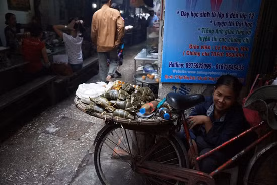 Ở ngõ Đồng Xuân cũng có những xe bán bánh gio. Đây là món ăn lót dạ thú vị và mang nét đặc trưng của đất Hà thành.