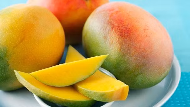 Chọn xoài, nên lấy những quả căng mọng, chín đều màu, quả mềm vừa phải không quá nhũn hay quá cứng.