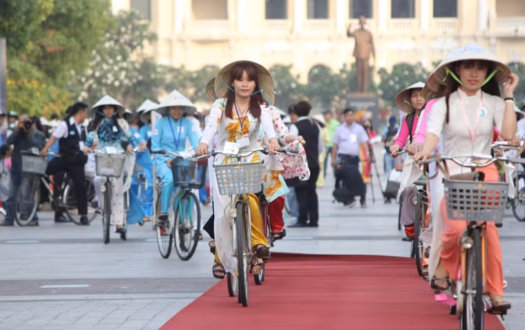 Các cô gái diễu hành hành trình xe đạp Năng động áo dài.