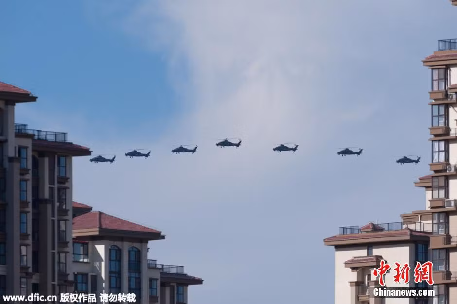 Tiếp đó là một hàng trực thăng tấn công WZ-10 bay theo sau.