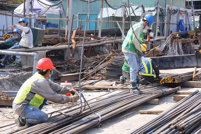 “Trong những ngày Tết, chúng tôi vẫn bố trí một nhóm công nhân, kỹ sư tiếp tục triển khai thi công xuyên Tết nhằm bảo đảm đúng tiến độ công trình”, ông Sang, chia sẻ. 