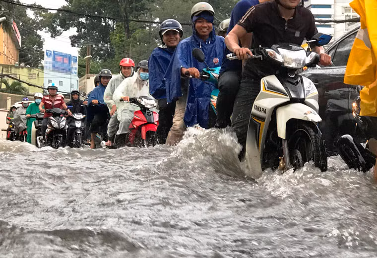 Những "con sóng bạc đầu" xuất hiện ngay trên đường phố Sài Gòn trong các cơn mưa lớn đầu mùa.