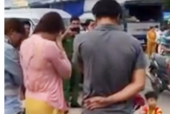 Ba người bị nêu tên và hành vi trước đám đông. Ảnh cắt từ clip.