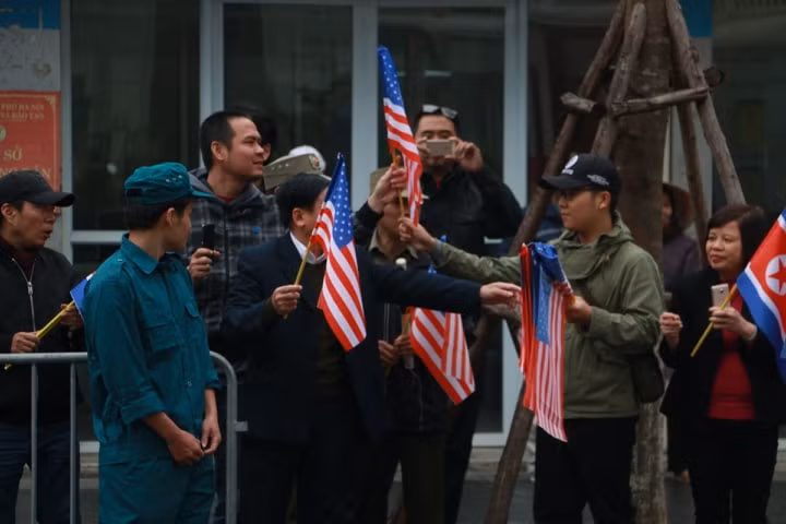 Nhiều người chuẩn bị cờ để phát cho người dân.