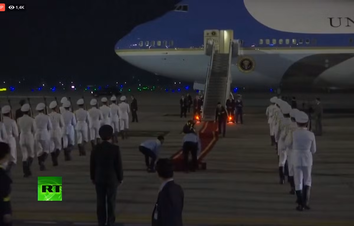 Chuyen co Air Force One cua Tong thong Trump da ha canh tai san bay Noi Bai