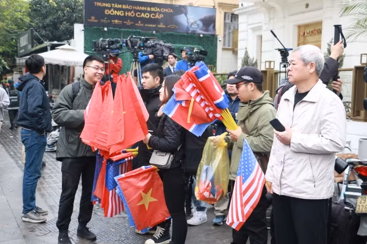 Ngoài cờ Triều Tiên và Mỹ, 2 nước sẽ tiến hành hội đàm thì cờ của nước chủ nhà đứng ra tổ chức Hội nghị Thượng đỉnh cũng được người dân mang theo như lời chào đón đến với Hà Nội - "Thành phố vì hòa bình".