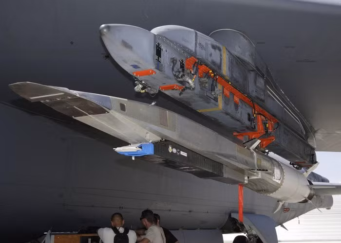 Một phiên bản chỉ có cảm biến của nguyên mẫu ARRW đã được B-52 mang ra bên ngoài trong quá trình thử nghiệm, mục đích để thu thập dữ liệu xử lý trong môi trường hoạt động và kiểm tra độ tương thích với máy bay.