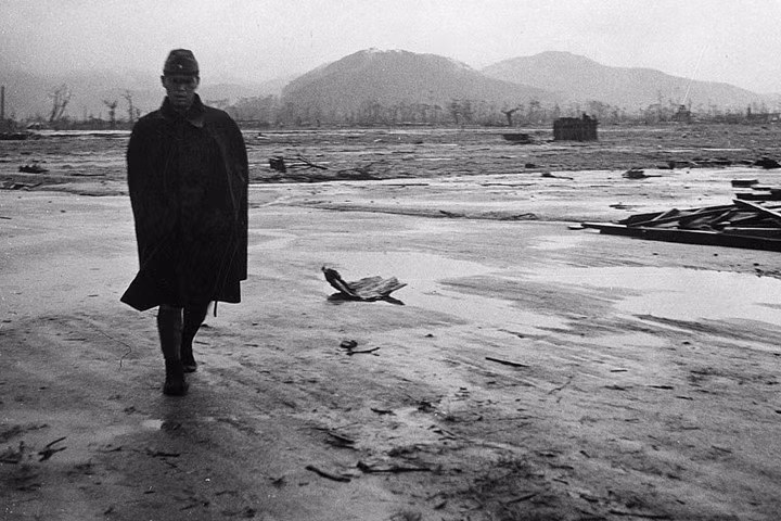 Một người lính Nhật Bản đi qua khu vực đã bị san phẳng của Hiroshima vào tháng 9/1945.