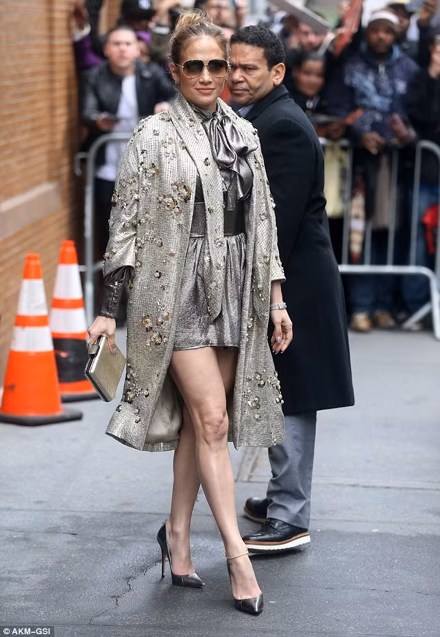 Bộ trang phục màu kim loại mà Jennifer Lopez mặc vừa không giúp cô khoe dáng vừa khiến da cô bị xỉn màu. (Ảnh: AKM-GSI)