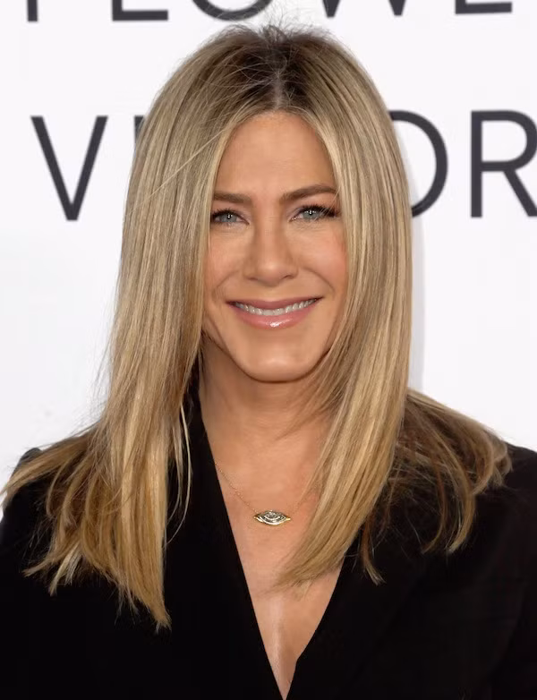 Càng già thì vùng da cổ càng chảy xệ và Jennifer Aniston cũng không phải một ngoại lệ. Chính vì thế cô không tiếc 366 bảng Anh mỗi năm để sử dụng dịch vụ nâng cơ và trẻ hóa vùng da cổ Euoko Fractional Neck Lift Concentrate. (Ảnh: Design &amp; Trend)
