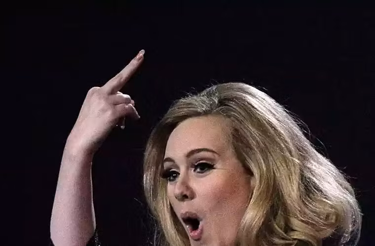 Adele bị chộp khoảnh khắc khi cô giơ ngón tay giữa lên ở chốn đông người và hành động này của cô bị chê không đẹp mắt.