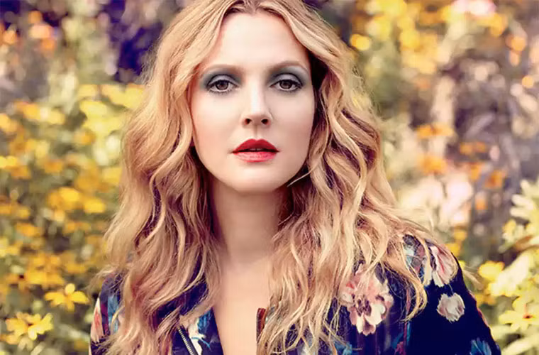 Khuôn mặt của Drew Barrymore vẫn giữ nguyên vẻ xinh xắn, lém lỉnh từ thời cô đóng phim E.T. the Extra-Terrestrial lúc còn nhỏ xíu cho tới tận bây giờ, khi đã là một ngôi sao ở Hollywood.