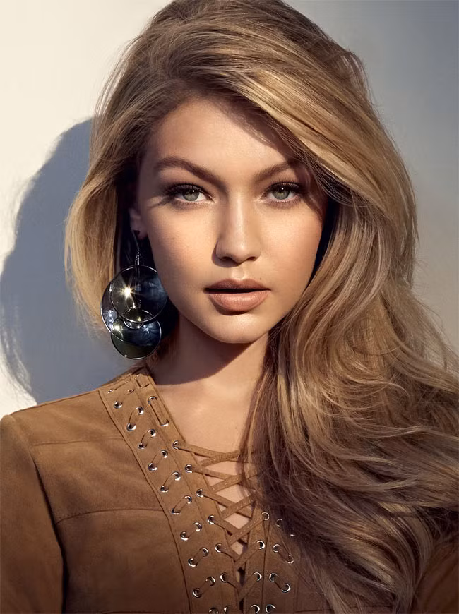 Hưởng gen di truyền từ mẹ, một cựu người mẫu, nên Gigi Hadid chẳng cần phải chỉnh sửa gì cũng đã sở hữu nhan sắc khiến vạn người mê.