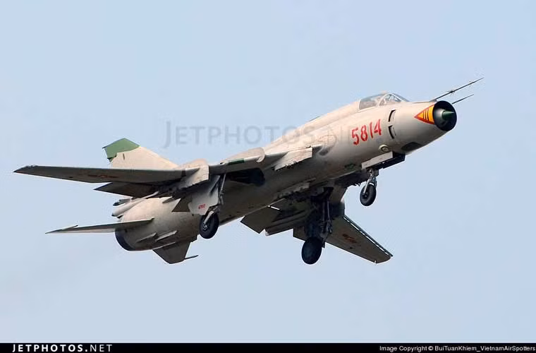 So với Su-17M3 thì Su-22M tồn tại nhiều điểm khác biệt, nếu không muốn nói là kém hơn. Theo đó, nó sử dụng động cơ tuốc bin phản lực Tumansky R-29BS-300 và hệ thống điện tử hàng không chỉ tương đương Su-17M2 với khí tài đo xa laser/dò tìm mục tiêu Fon-1400, radar định vị Doppler DISS-7, máy ngắm ASP-3 và PBK-3-17 và hệ thống hỗ trợ hạ cánh/định vị tầm ngắn RSBN-6S.
