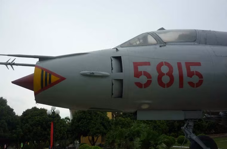 Ảnh máy bay Su-22M số hiệu 5815 của Trung đoàn 923 Yên Thế lần đầu bay ra Trường Sa, ngày 10/3/1988.