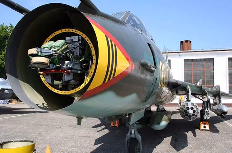Máy bay Su-22M4 được thiết kế bổ sung thêm các khe nạp không khí (gồm cả bộ nạp ở cánh) để có thêm luồng không khí làm mát động cơ. Hệ thống điện tử được nâng cấp gồm: hệ thống dẫn đường RSDN, dẫn đường tín hiệu, dẫn đường quán tính, hệ thống đo khoảng cách laser mạnh hơn Klyon-54, sóng định vị vô tuyến, và hệ thống radar cảnh báo SPO-15LE Sirena. Trong ảnh là hệ thống đo xa laser Klyon-54 đặt ở đầu mũi máy bay Su-22M4.