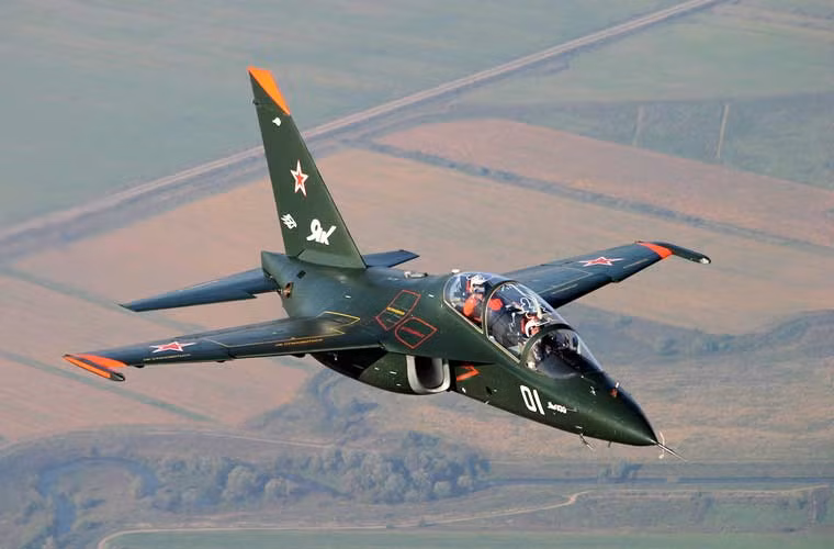 Yak-130 là một những mẫu máy bay huấn luyện bay cho phi công tiên tiến bậc nhất thế giới hiện nay. Nhà sản xuất Yakovlev quảng cáo, Yak-130 có khả năng mô phỏng các đặc tính của tiêm kích thế hệ 4++ và cả tiêm kích thế hệ 5. Nó có thể đảm đương đến 80% nhiệm vụ huấn luyện bay cơ bản.