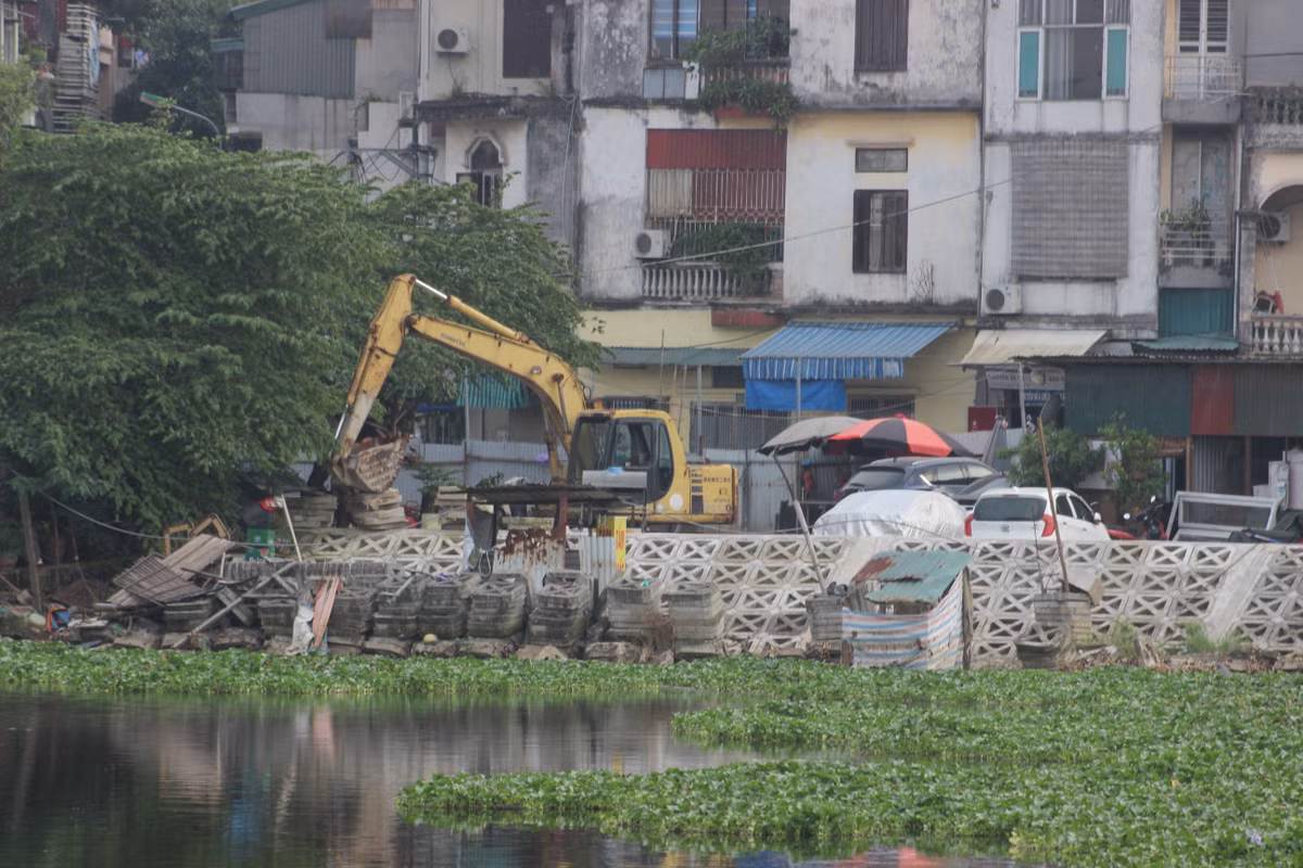 Anh Lâm người dân phường Văn Chương chia sẻ: “Việc hồ Linh Quang chậm triển khai nhiều năm gây ra hàng loạt vấn đề về ô nhiễm môi trường, vi phạm trật tự xây dựng… Rất mong các cấp chính quyền cũng như chủ đầu tư sớm triển khai, hoàn thiện để hồ Linh Quang được cải tạo xanh, sạch, đẹp theo đúng nguyện vọng của nhân dân”.