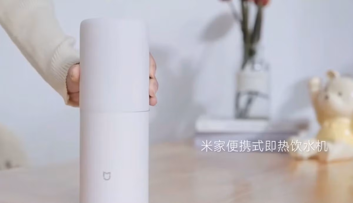 Bình đun nước cầm tay Mijia được thiết kế tối giản, nhỏ gọn dễ dàng mang theo bất cứ đâu. Sản phẩm có kích thước 80mm x 80mm x 214mm và nặng chỉ 880 gram, phù hợp để trong túi bên hông của ba lô hoặc mang đi trên máy bay, tàu cao tốc khi đi du lịch.