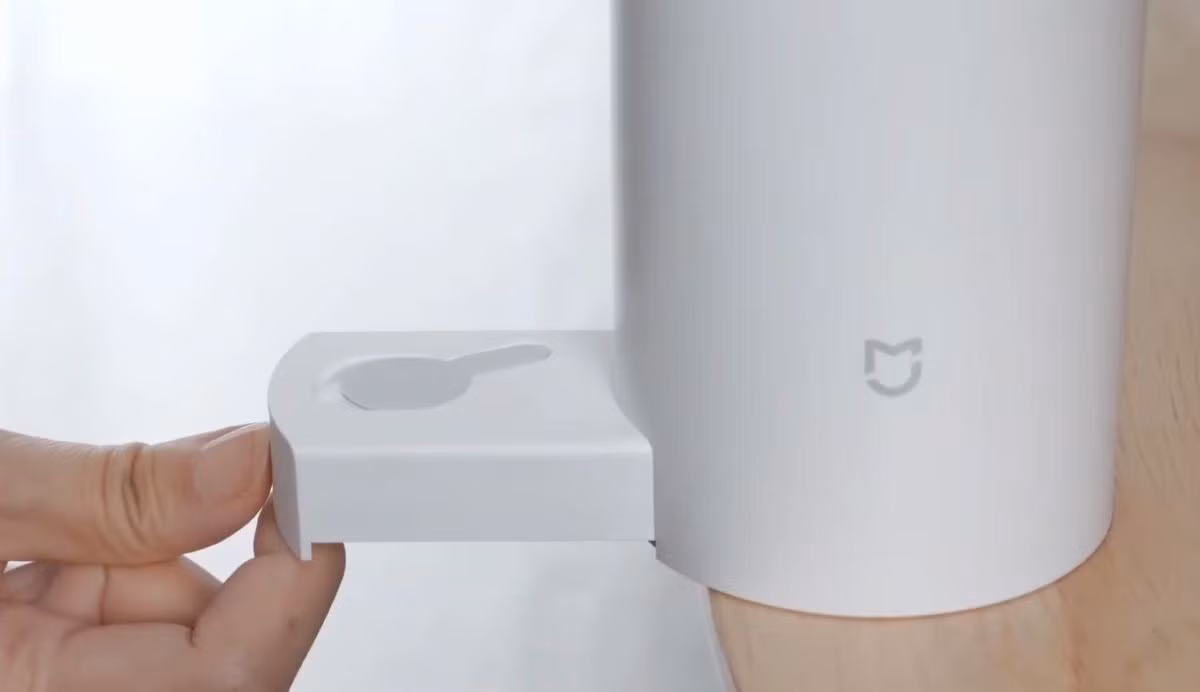 Máy pha chế Mijia có chế độ độ cao để điều chỉnh điểm sôi dựa trên vị trí, chế độ tự làm sạch 80°C để vệ sinh và khóa trẻ em để tăng thêm sự an toàn. Tiến trình tự làm sạch được hiển thị theo thời gian thực trên màn hình LED, màn hình này cũng hiển thị nhiệt độ nước hiện tại và cài đặt âm lượng.