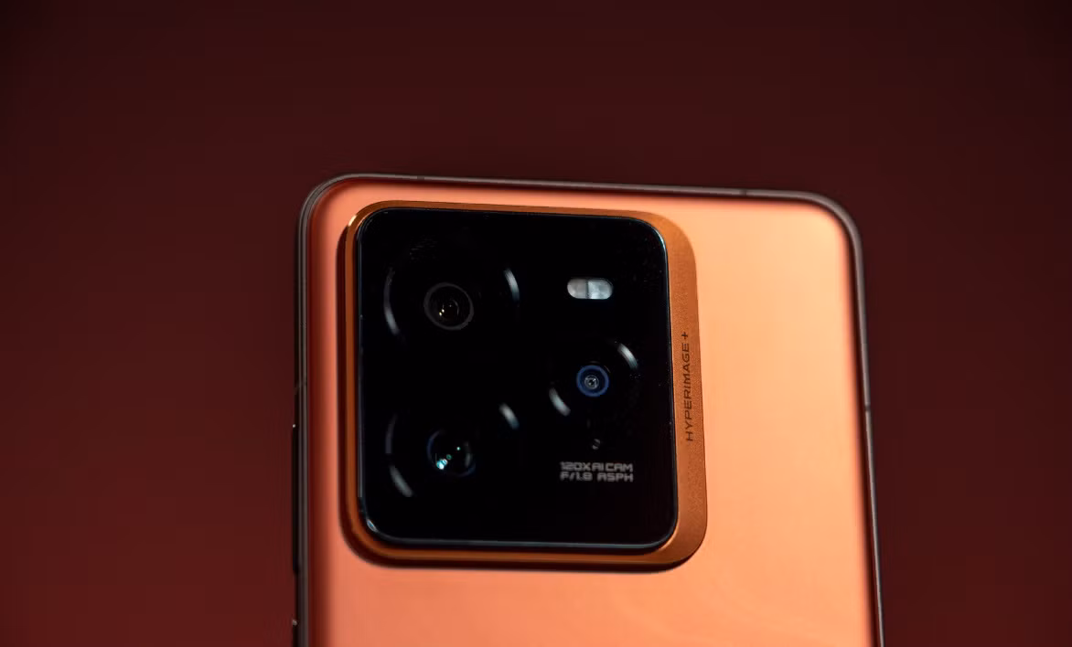 Mặt lưng của máy nổi bật với cụm 3 camera: camera chính 50MP, camera tele 3X 50MP và camera góc siêu rộng 8MP với góc nhìn 112 độ.