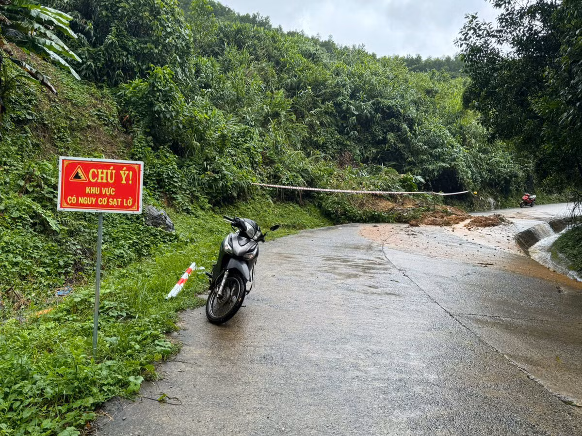 Sạt lở ngập lụt, chia cắt nhiều tuyến đường miền núi Quảng Ngãi - Hình 2 Sat lo ngap lut, chia cat nhieu tuyen duong mien nui Quang Ngai-Hinh-2