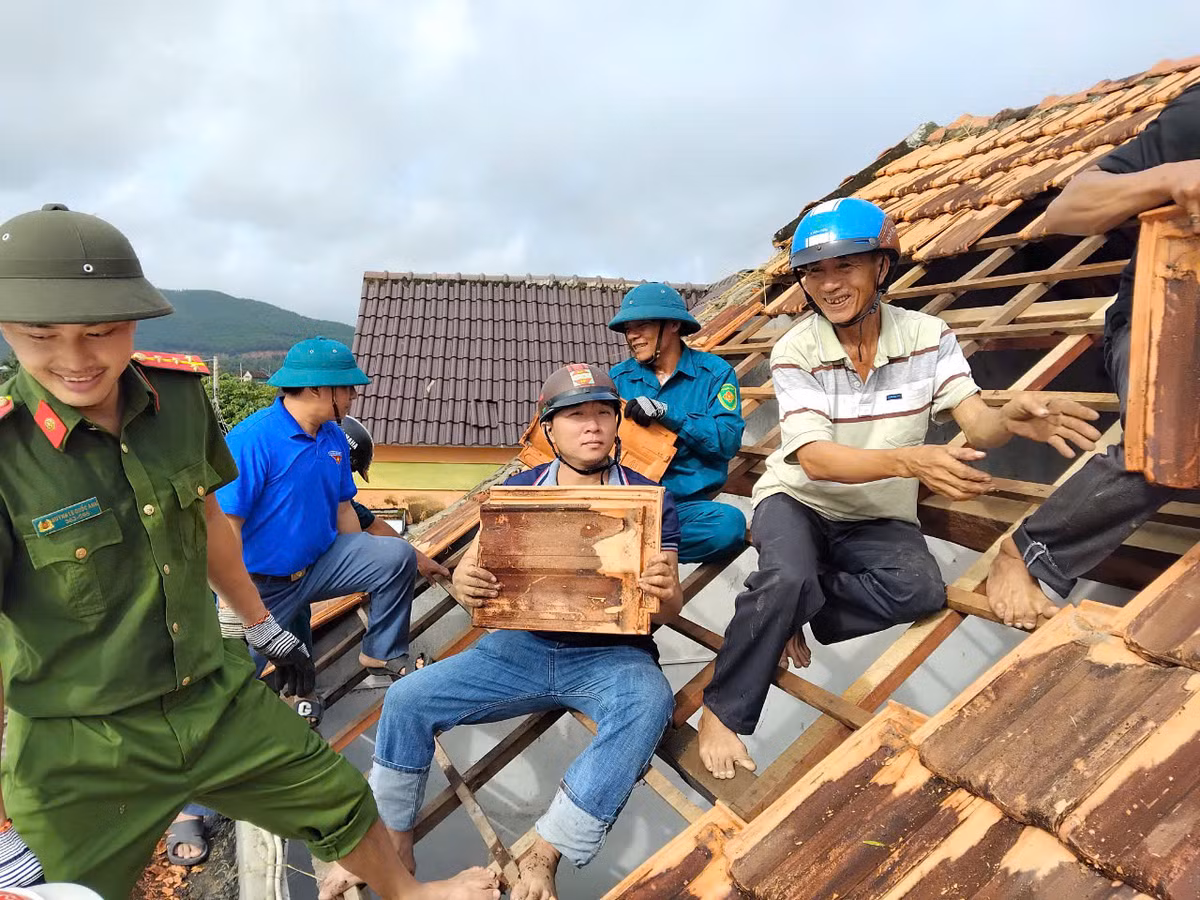 Lốc xoáy làm tốc mái 36 nhà dân ở Quảng Ngãi - Hình 2 Loc xoay lam toc mai 36 nha dan o Quang Ngai-Hinh-2